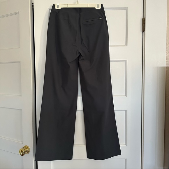 NEW Vuori Meta Wideleg Pant in Charcoal - Picture 2 of 3